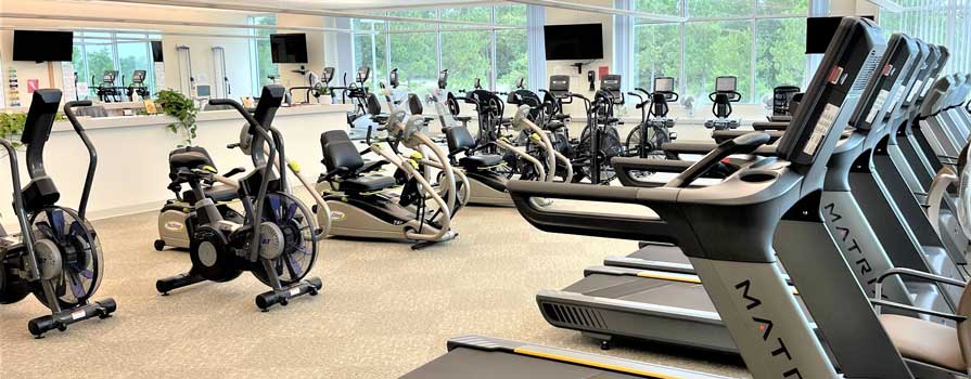 Foto del centro de rehabilitación cardíaca TMC con cintas para correr, bicicletas estáticas y otros equipos cardiovasculares