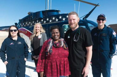 Carol Dillard con equipo médico frente a helicóptero